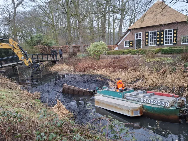Bagger- en maaiwerk met maaiboot op projectlocatie