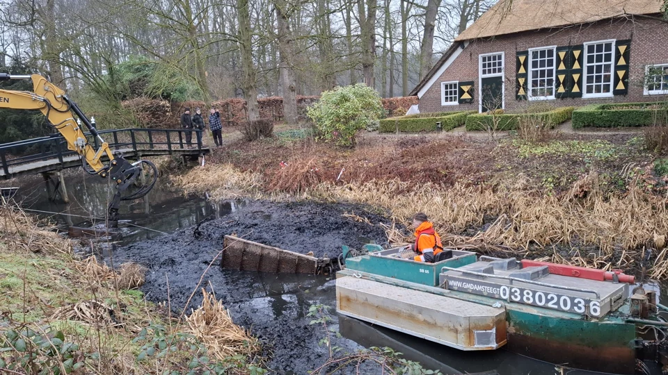 Bagger- en maaiwerk met maaiboot op projectlocatie