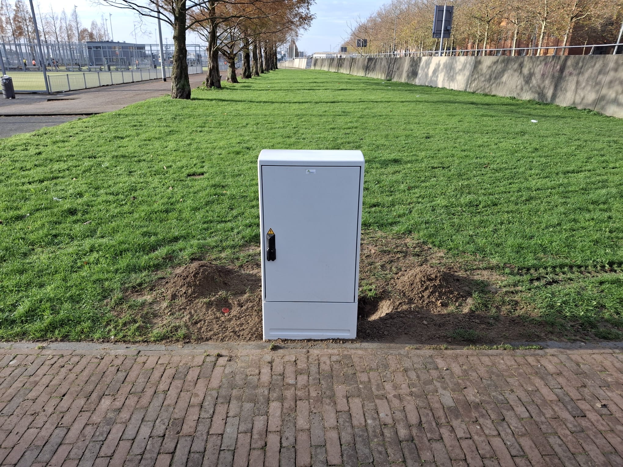 Plaatsen van een buitenkast voor stroomvoorziening in Rotterdam