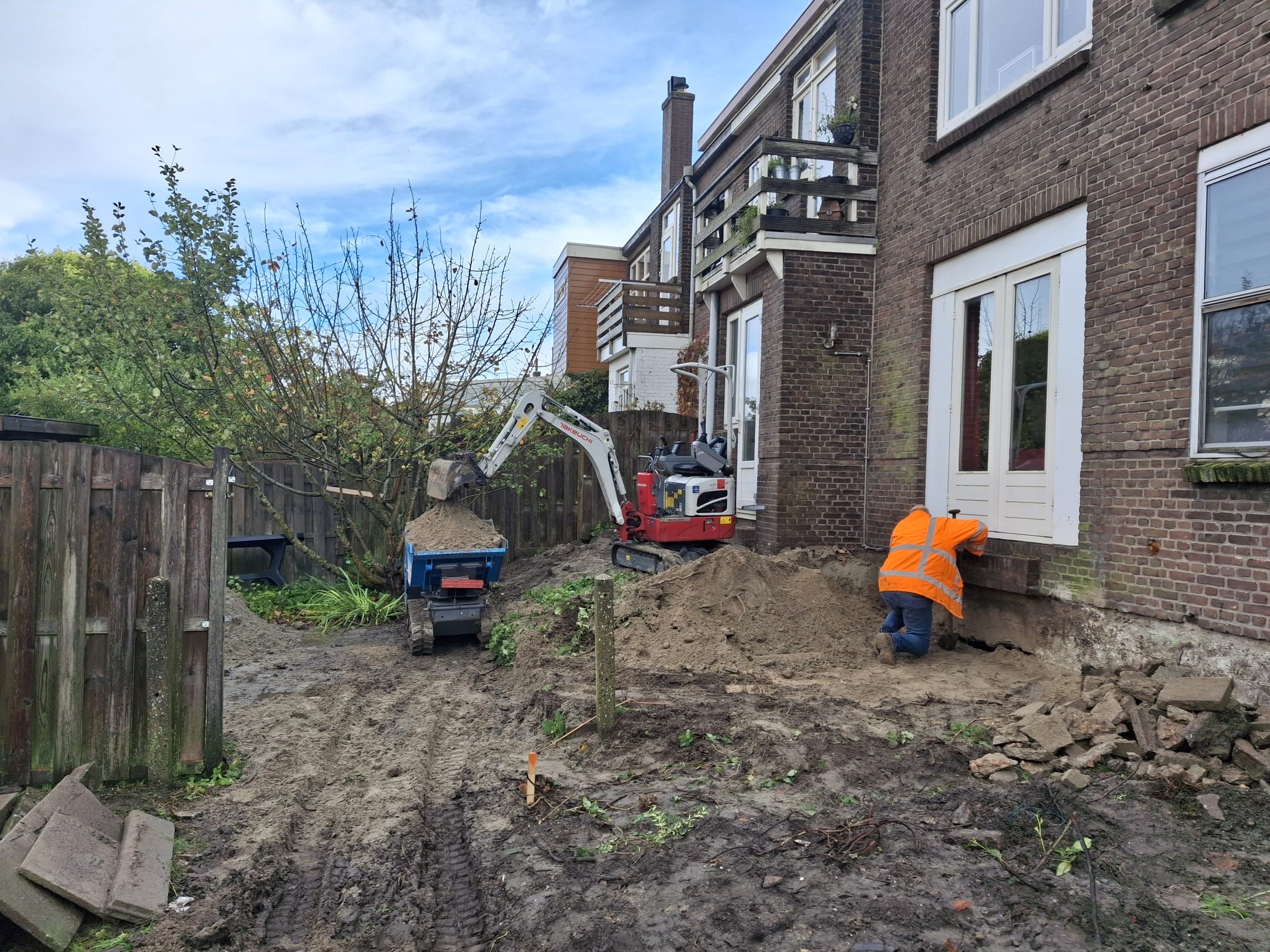 Uitgraven van fundering en grondwerk bij een aanbouw in Dordrecht